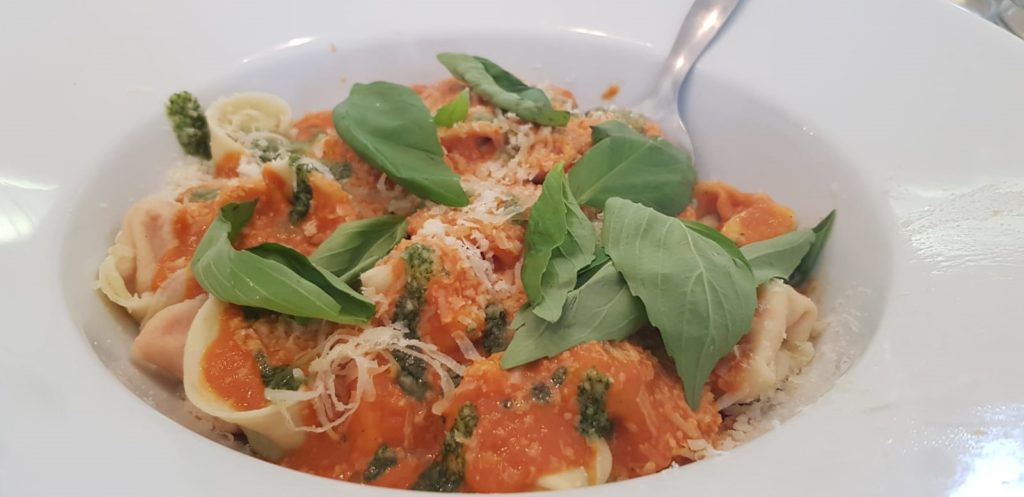 טורטליני במילוי ריקוטה ותרד ברוטב רוזה פיקנטי