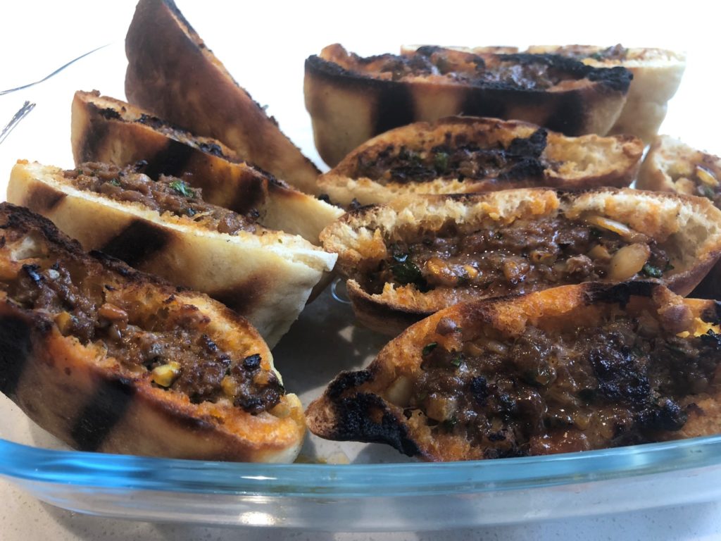 עראיס עגל בפיתה ביתית בתנור עם טחינה ירוקה