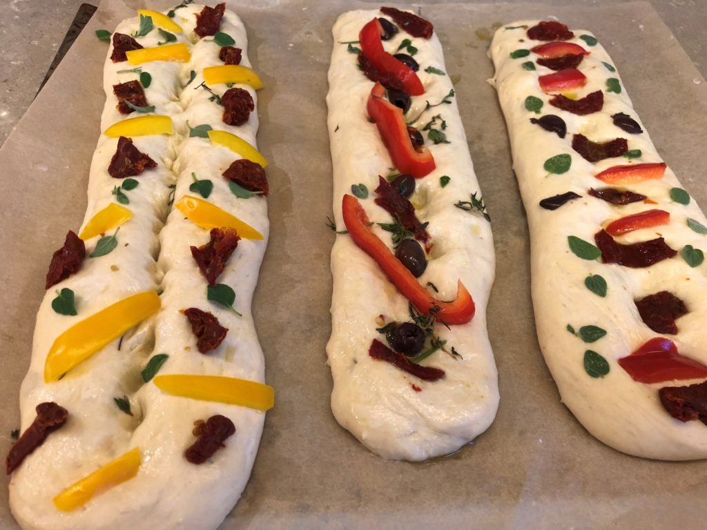 פוקצ'ה עם זעטר, מלח גס ותוספות שונות