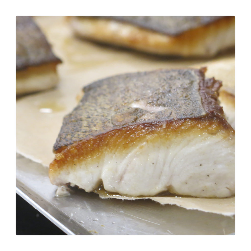 פילה דג ים בחמאת לימון, עגבניות ואורגנו